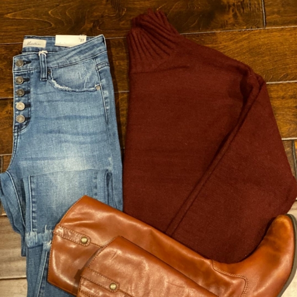 NWT SOFT BURGUNDY SWEATER- GILLI - Picture 2 of 2